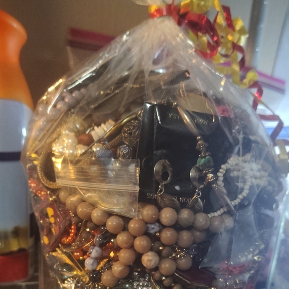 Elegant Multicolor Jewelry Assortment - Picture 4 of 4